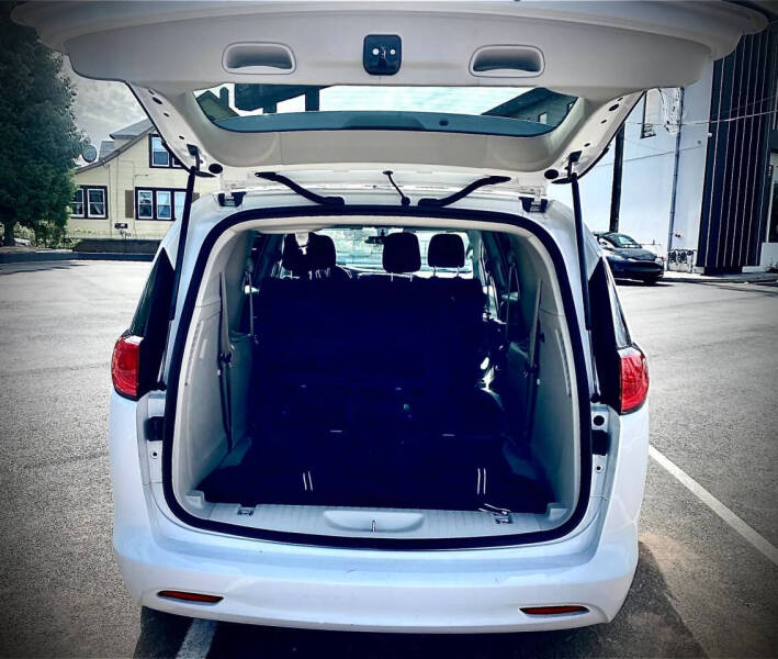 2020 Chrysler Voyager L