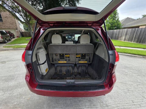 2013 Toyota Sienna LE 8-Passenger
