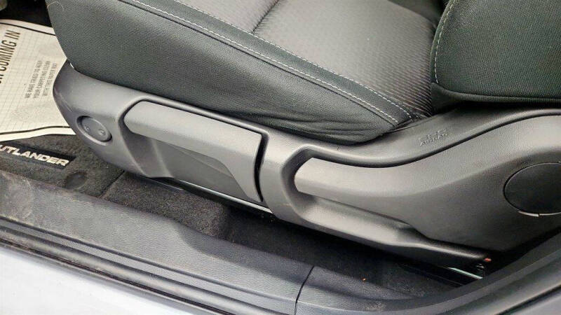 2023 Mitsubishi Outlander ES