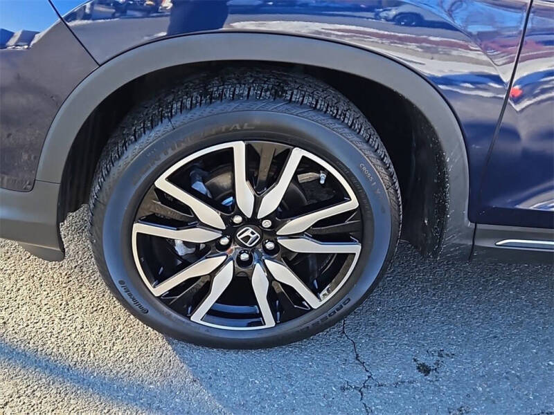 2022 Honda Pilot Touring w/Rear Captain's Chairs