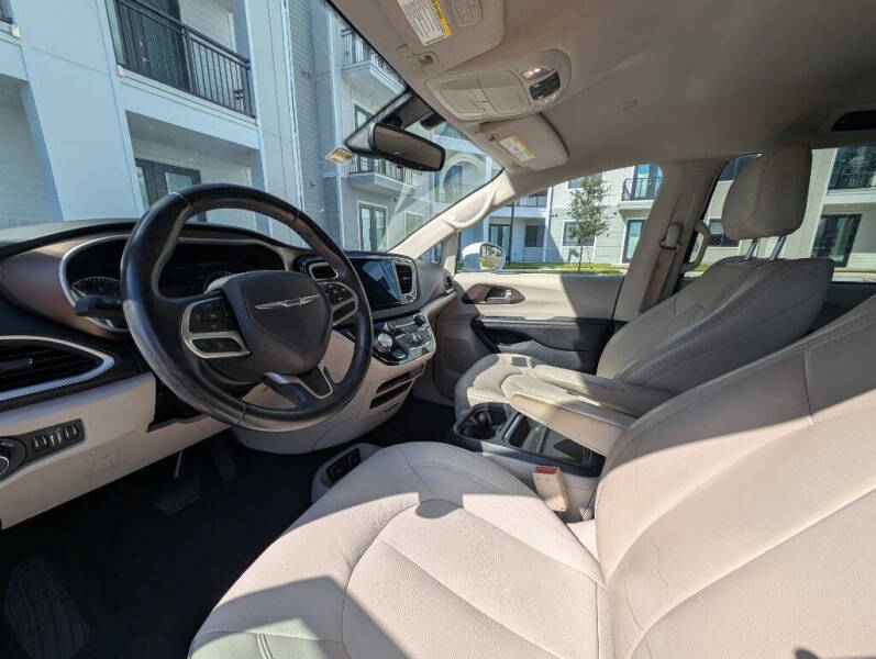 2017 Chrysler Pacifica Touring-L