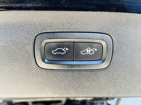 2016 Volvo XC90 T6 Momentum