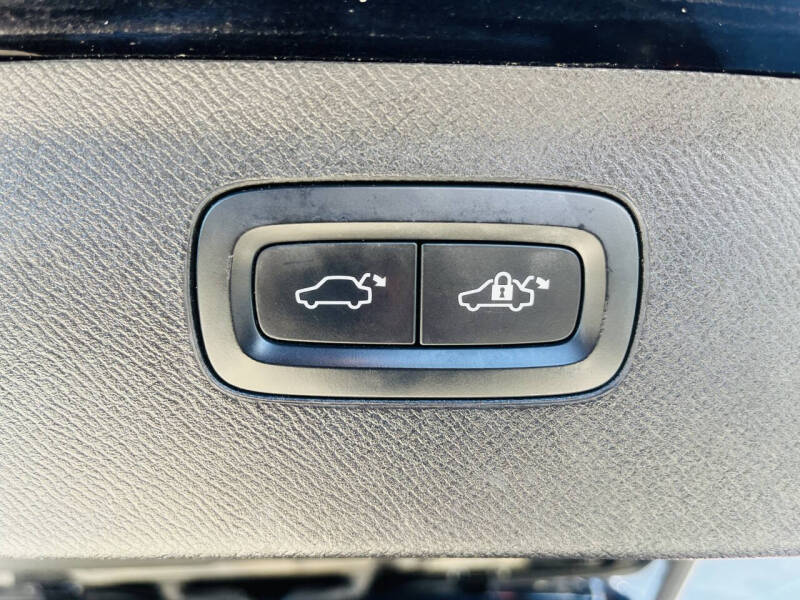 2016 Volvo XC90 T6 Momentum