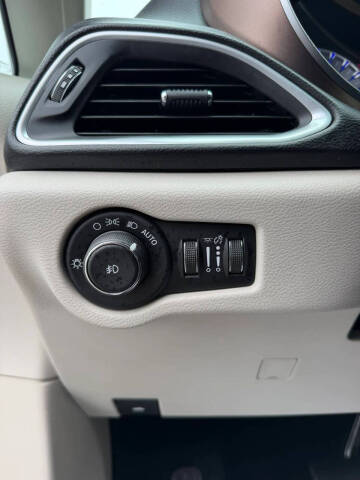 2017 Chrysler Pacifica Touring-L Plus