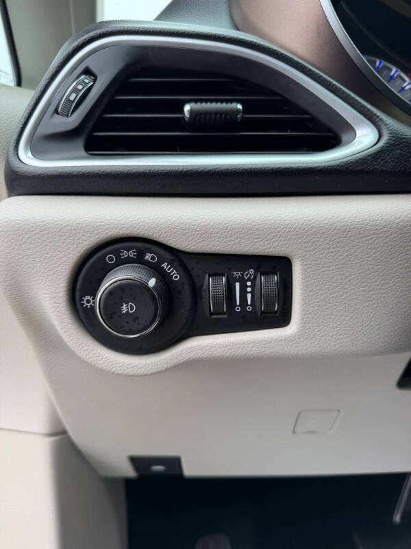 2017 Chrysler Pacifica Touring-L Plus