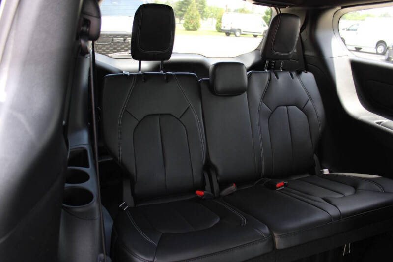 2027 Chrysler Pacifica Select