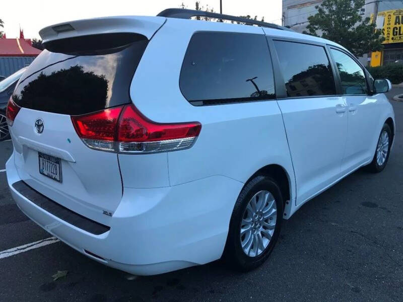 2014 Toyota Sienna XLE 8-Passenger