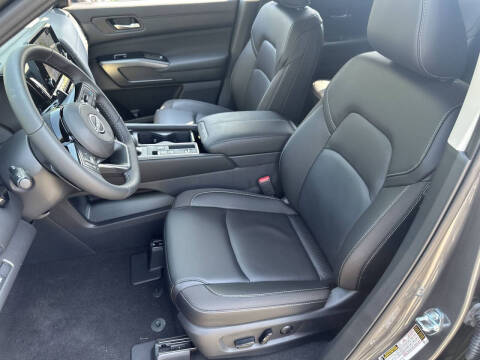 2025 Nissan Pathfinder SL