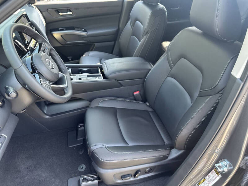 2025 Nissan Pathfinder SL