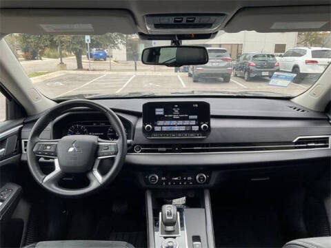 2023 Mitsubishi Outlander SE