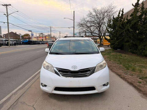2013 Toyota Sienna XLE 8-Passenger