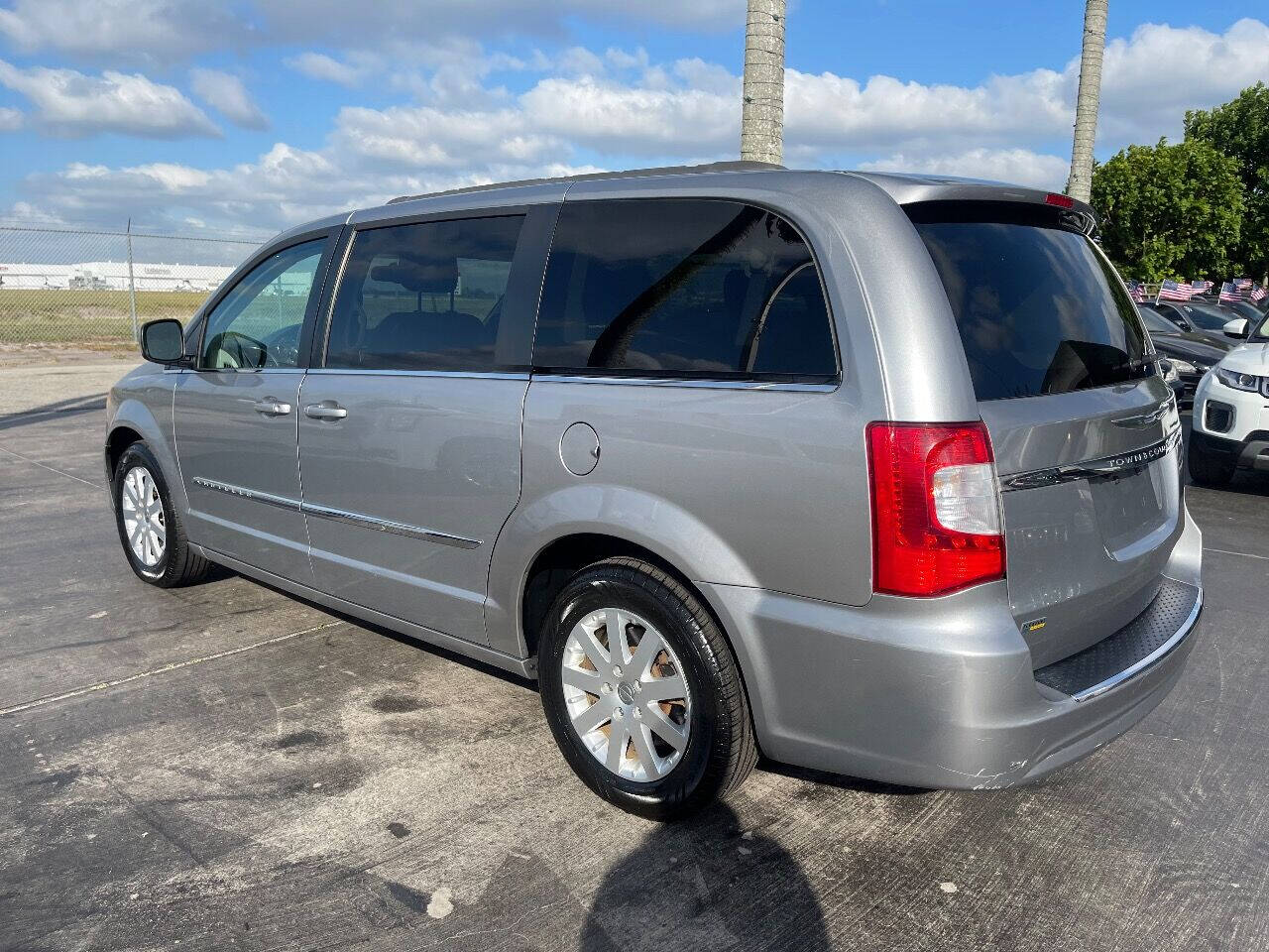 2016 CHRYSLER Town and Country Minivan - $11,900