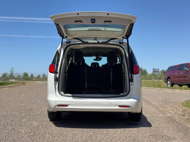 2022 Chrysler Voyager LX