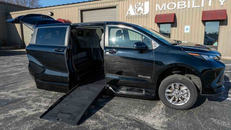 2024 Toyota Sienna LE's photo