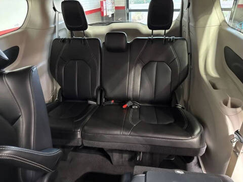 2024 Chrysler Pacifica Plug-In Hybrid Select