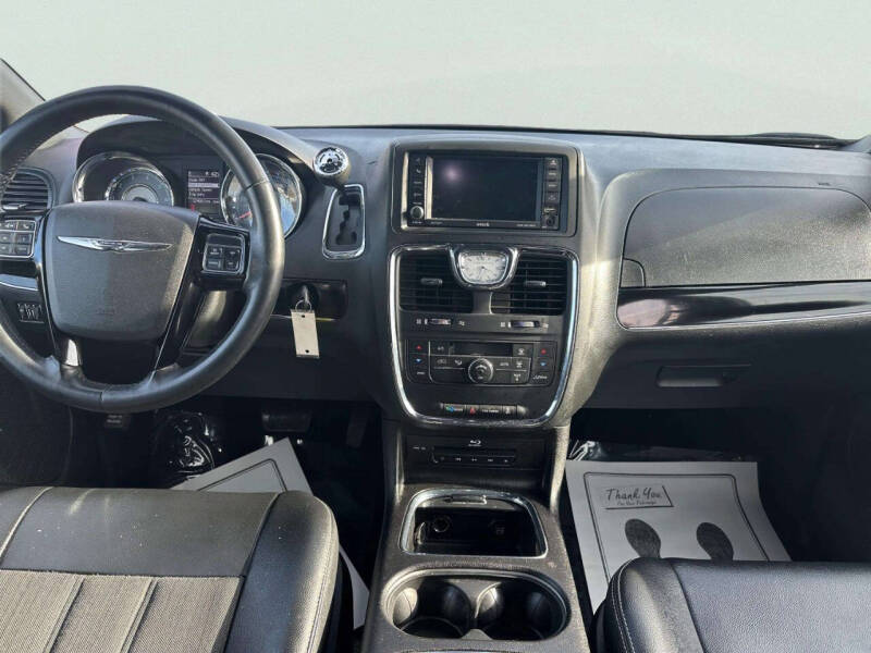 2016 Chrysler Town and Country S