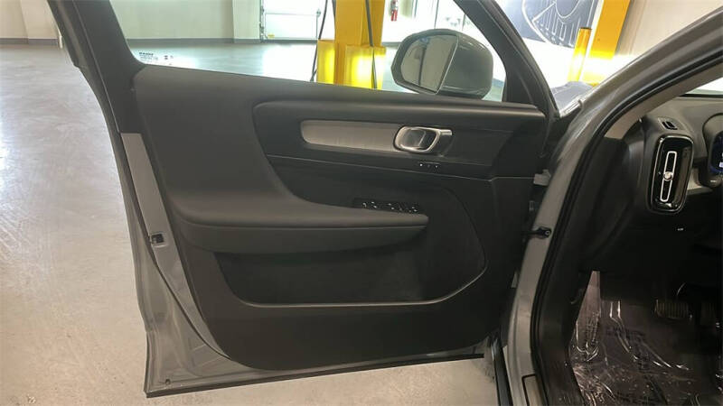 2025 Volvo XC40 B5 Core Bright Theme