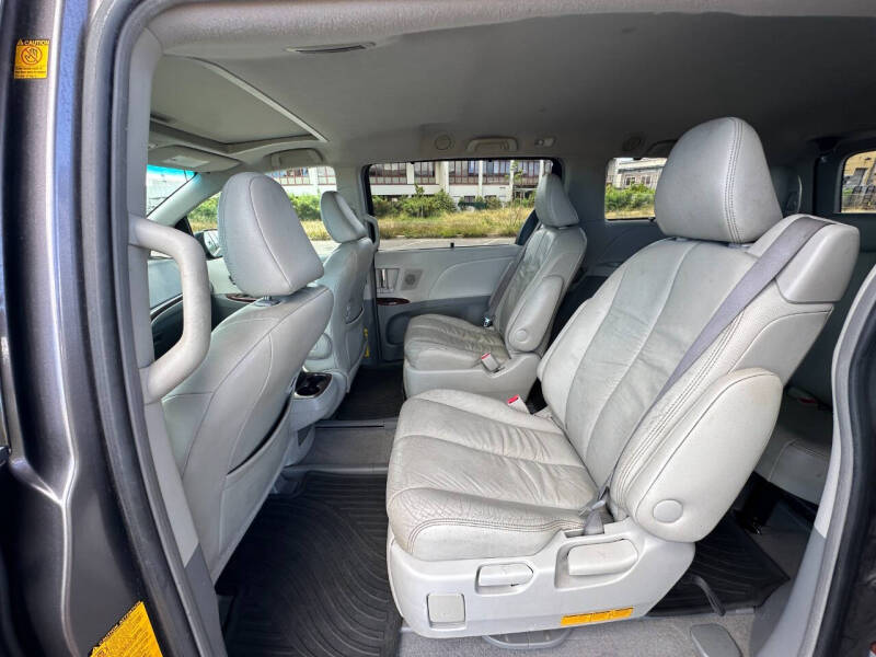 2011 Toyota Sienna XLE 7-Passenger Auto Access Seat