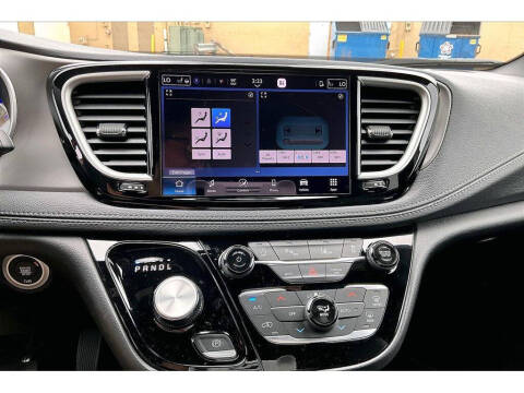 2027 Chrysler Pacifica Select