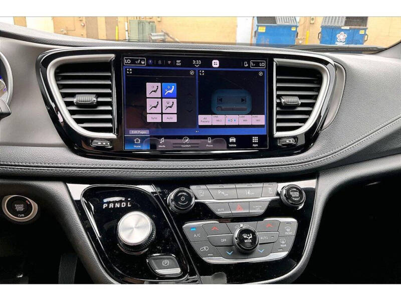 2027 Chrysler Pacifica Select