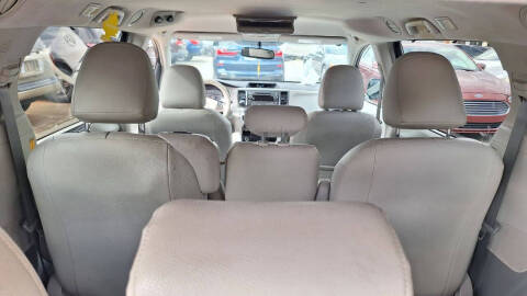 2011 Toyota Sienna LE 7-Passenger Auto Access Seat