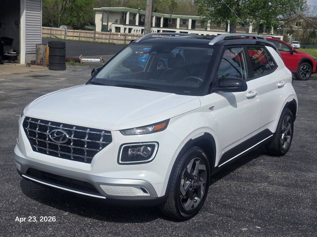 Off white 2024 Hyundai VENUE SEL SEL 4dr Crossover 2