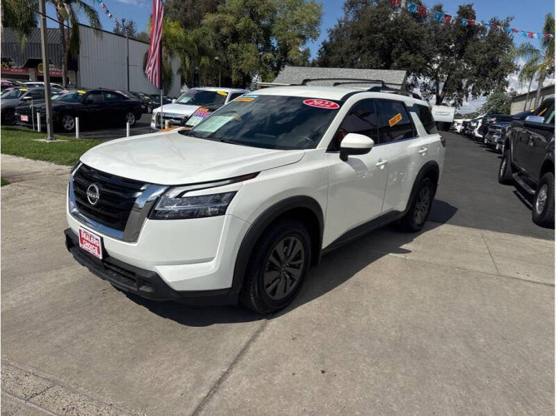 2022 Nissan Pathfinder SV's photo