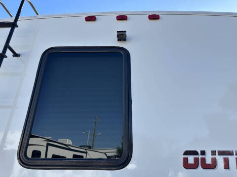 2019 Winnebago Outlook