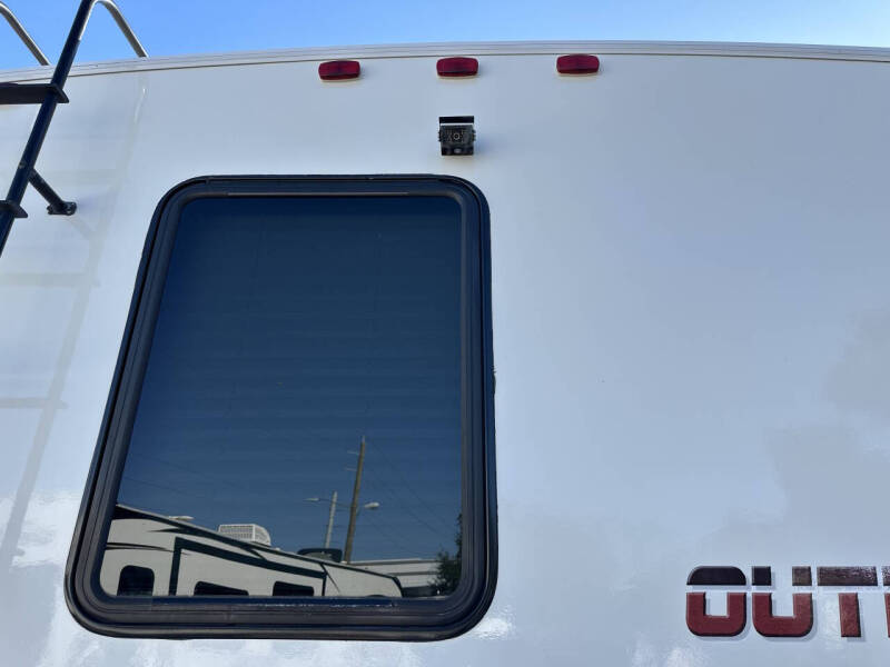 2019 Winnebago Outlook