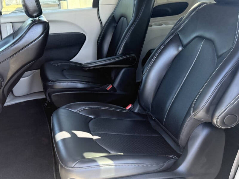 2023 Chrysler Pacifica Plug-In Hybrid Touring L