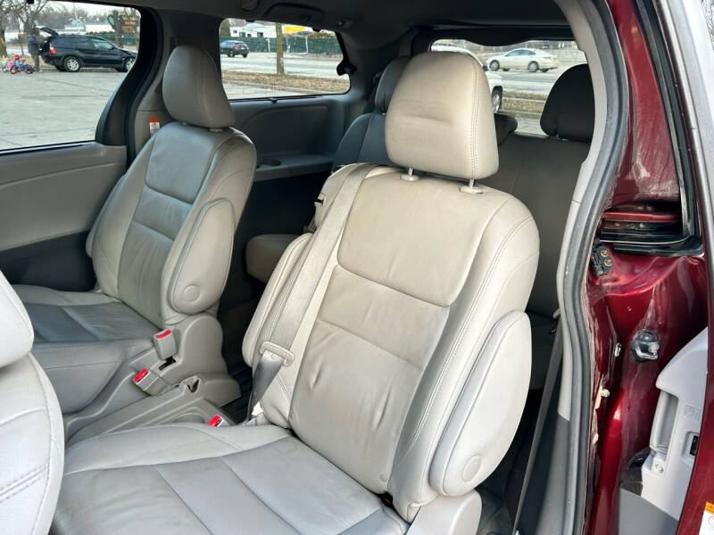2016 Toyota Sienna XLE 7-Passenger Auto Access Seat