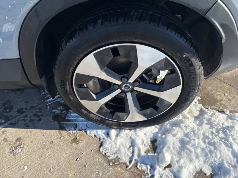 2025 Volvo XC40 B5 Plus Bright Theme