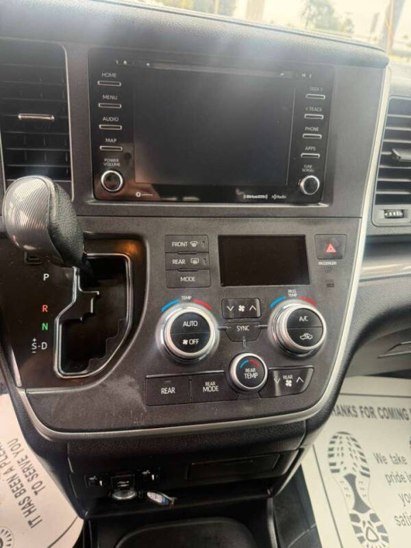 2020 Toyota Sienna SE 8-Passenger