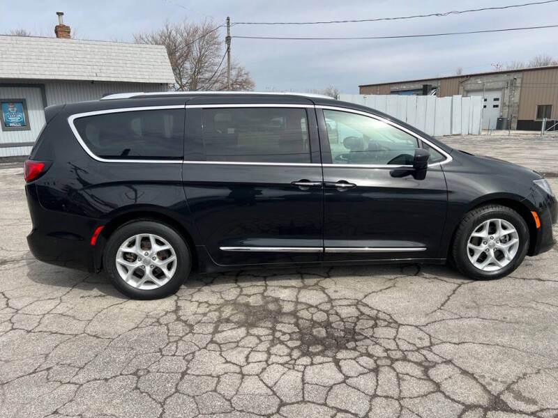 2017 Chrysler Pacifica Touring-L Plus