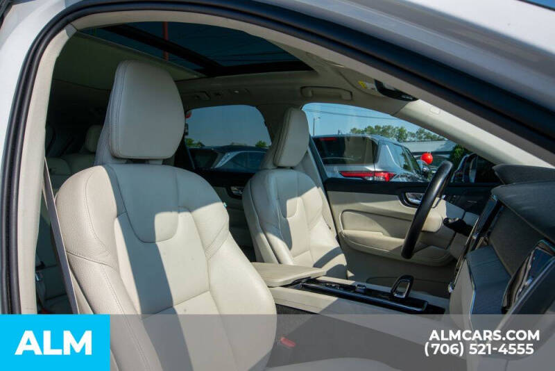 2024 Volvo XC60 B5 Plus Dark Theme