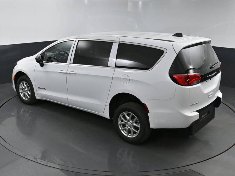 2025 Chrysler Voyager LX