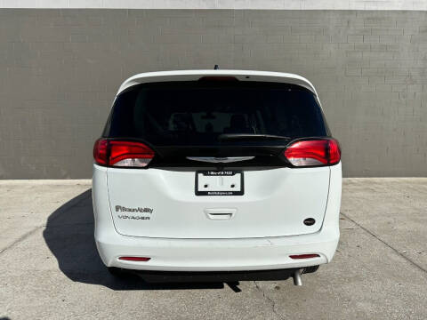 2022 Chrysler Voyager LX