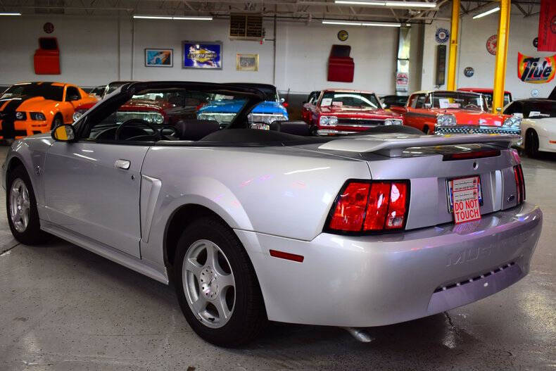 2004 Ford Mustang Deluxe