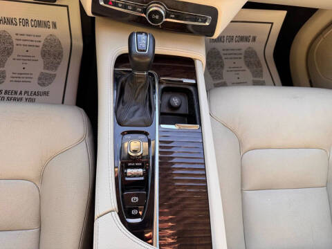 2017 Volvo XC90 T6 Momentum