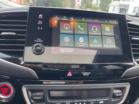 2022 Honda Pilot Touring w/Rear Captain's Chairs