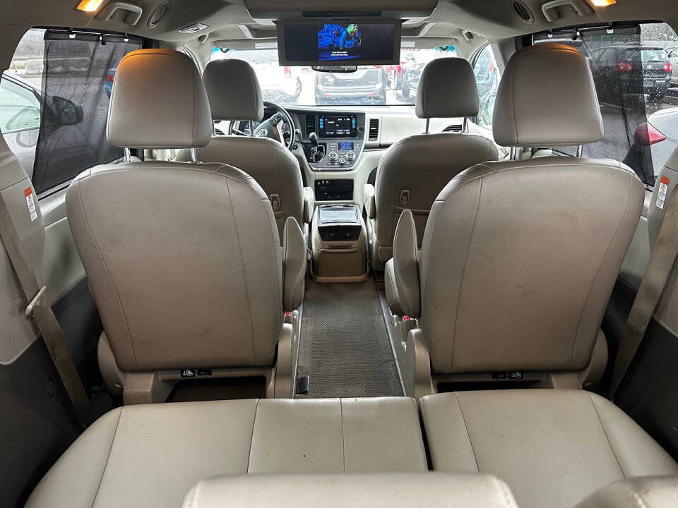 2015 Toyota Sienna XLE Premium's photo
