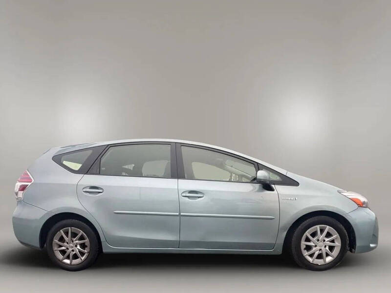 2015 Toyota Prius v Five