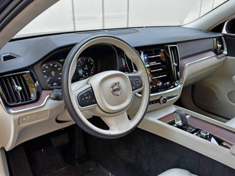 2022 Volvo S60 B5 Momentum