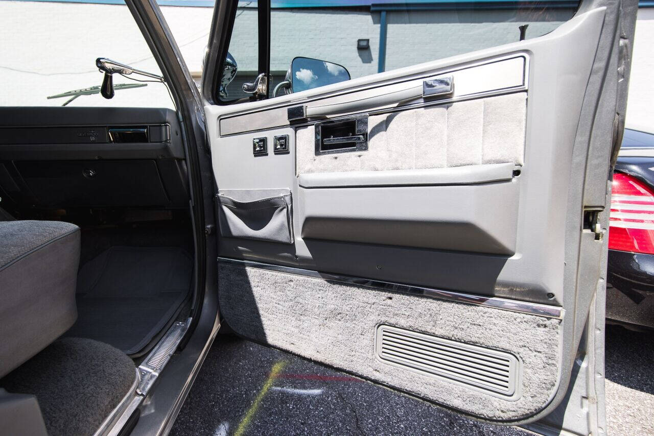1988 Chevrolet Suburban 76