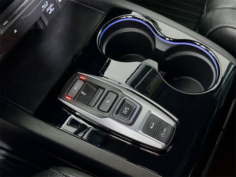 2019 Honda Pilot Touring w/Rear Captain's Chairs