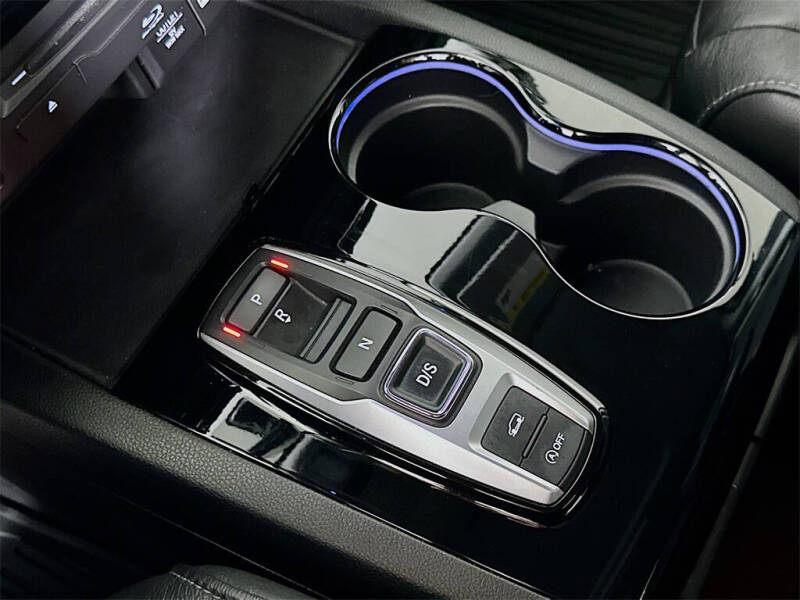 2019 Honda Pilot Touring w/Rear Captain's Chairs