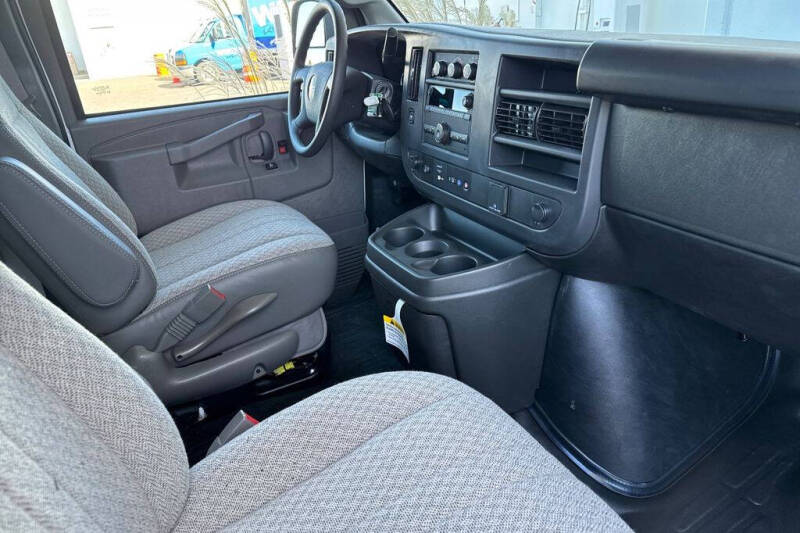2025 GMC Savana 2500