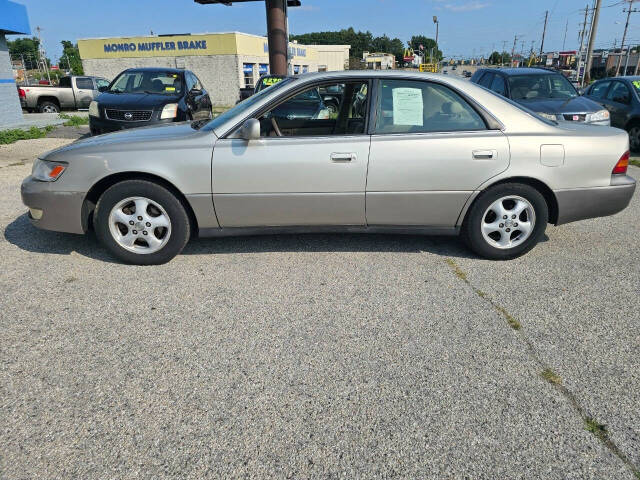 1997 Lexus ES 300 for sale at QUEENSGATE AUTO SALES in York, PA