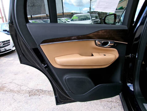 2016 Volvo XC90 T6 Momentum