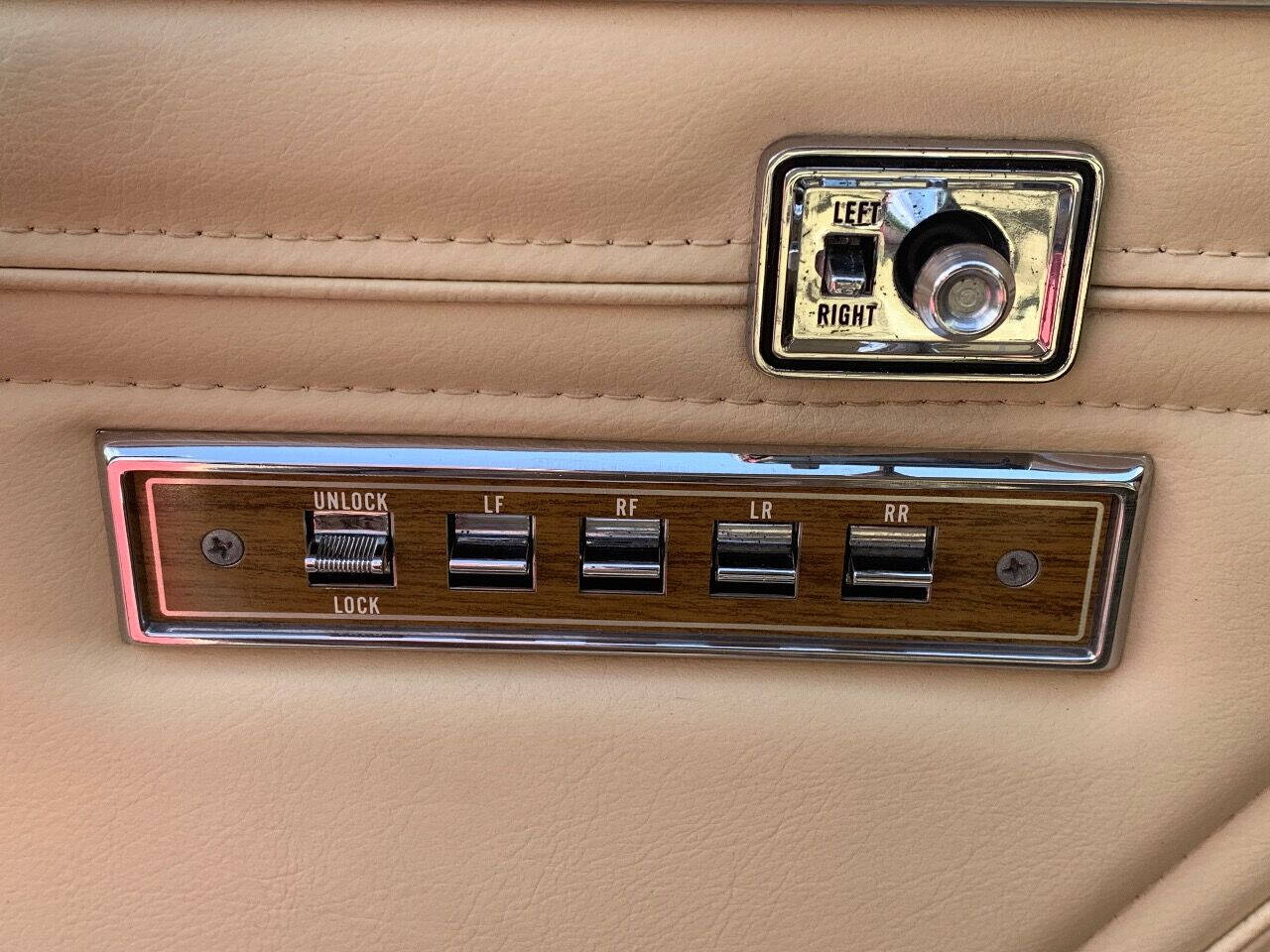 1989 Jeep Grand Wagoneer 19
